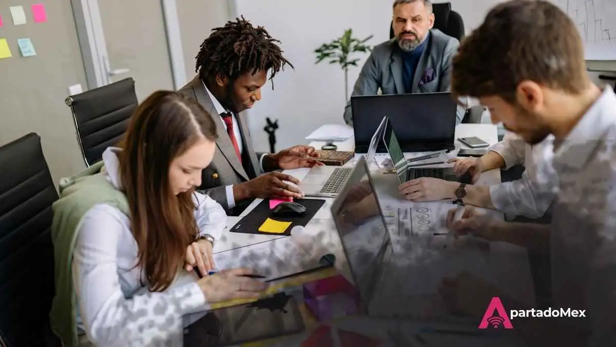 Generación Z estudio revela incompatibilidad entre jefes y jóvenes